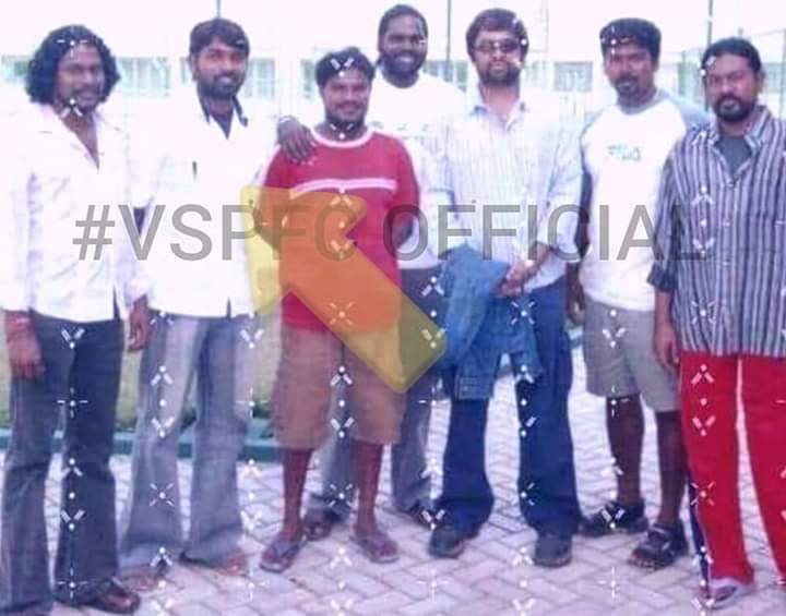 SakthiDarshan1's tweet photo. Makkalselvan #Vijaysethupathi 😍

Unseen snap 📸with his friends 💙

@VijaySethuOffl @update_msvs @bulletvikki @Riyaz_Ctc @SGayathrie @vsp_productions @jeranjit @selvaraghavan @dhanushkraja https://t.co/bJyL70syBQ
