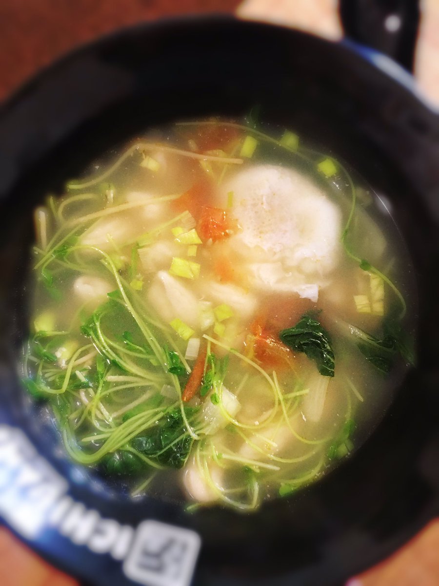 Lara على تويتر 豆苗麻食 一把豆苗 汤就极鲜美 热热乎乎的喝一碗 打开沉睡的味蕾 这次养的碗豆苗都吃光了 自己养的豆苗和外面买 的味道差太多 又订了5斤枫豌豆 继续养豆苗