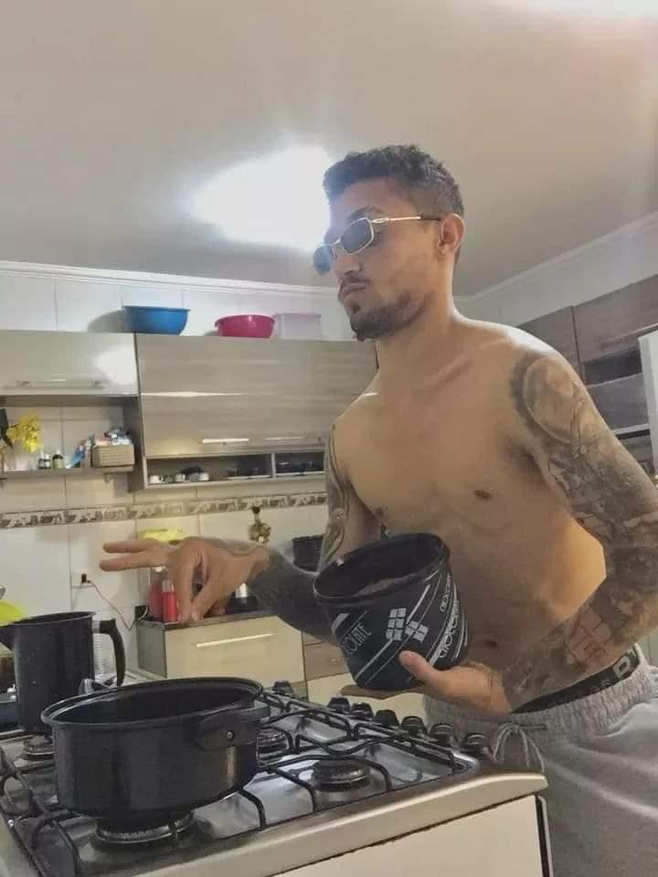 vittor's tweet photo. eu jogando um "mas qm sou eu pra julgar" depois de ter julgado muito https://t.co/IVThSmFmT7
