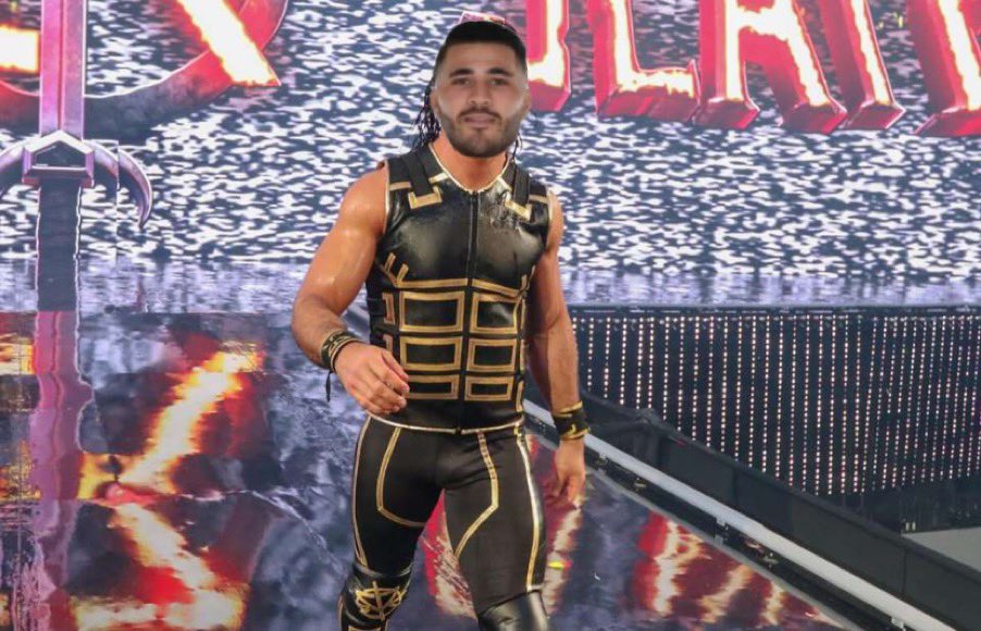 ENTRY #3 Making his way down to the ring is Sead Kolašinac of Arsenal. A man who can scare off knives with his bare hands, surely fancies himself to make waves in this rumble.