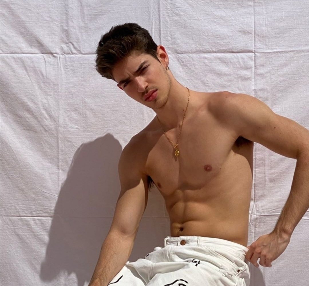 Barbara19985's tweet photo. @manuriosfdez
¡Que paso papito! ¿Te molesta el sol? https://t.co/cJ8aycAzzI
