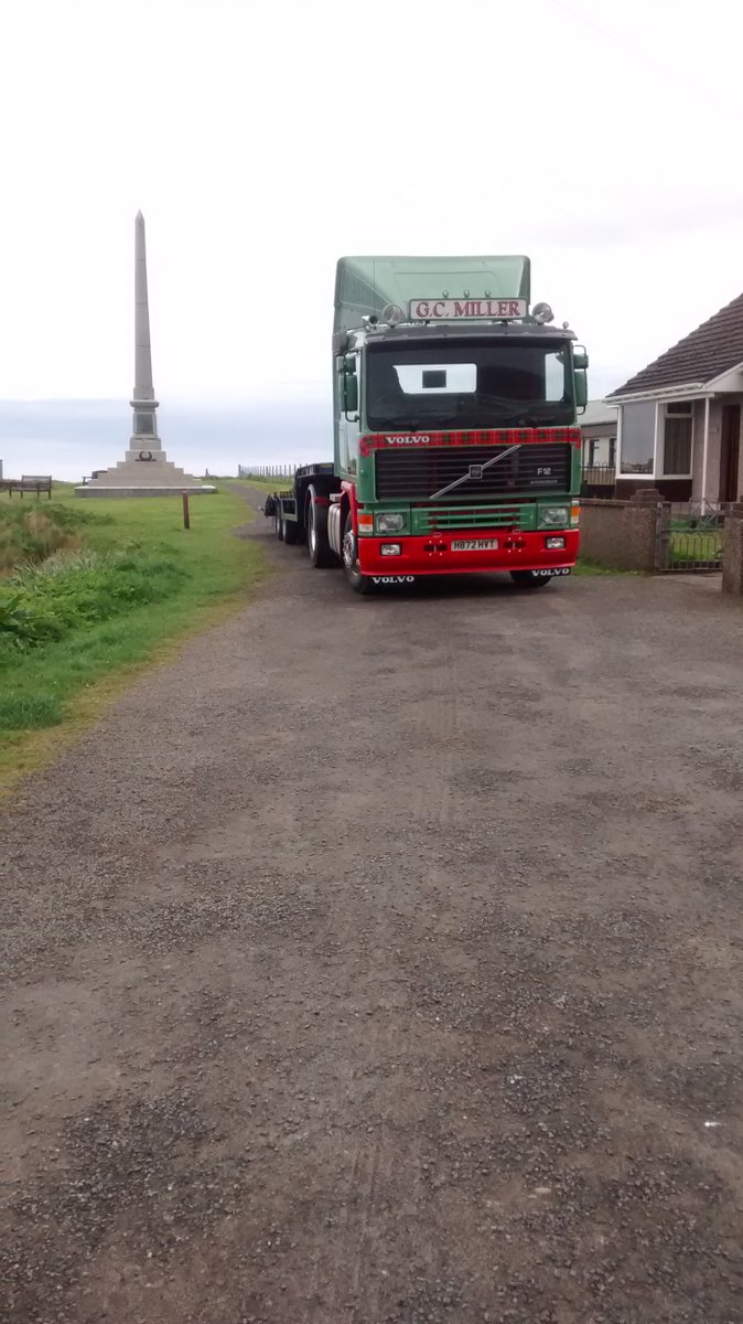 1. So let me tell you about my evening walk in  #Wick! I took the coastal path. The first thing I encountered was a giant HGV blocking the path. I don't think it's obvious from the photo, but the green strip to the left is a tiny edge beyond which is a steep drop of ~20 meters.