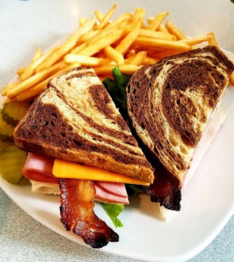 5thQuarterWI's tweet photo. Hunger doesn't stand a chance.👊🍴
(📸 Carol G)
.
Available for Carry Out or Curbside Delivery
Monday - Saturday 11am-8pm
.
Call: 608-845-9690 
.
#5thQuarterSportsBarandGrill #Verona #WisconsinEats #VeronaSportsBar #VeronaEats #WisconsinSportBar https://t.co/ntRTk9Digx