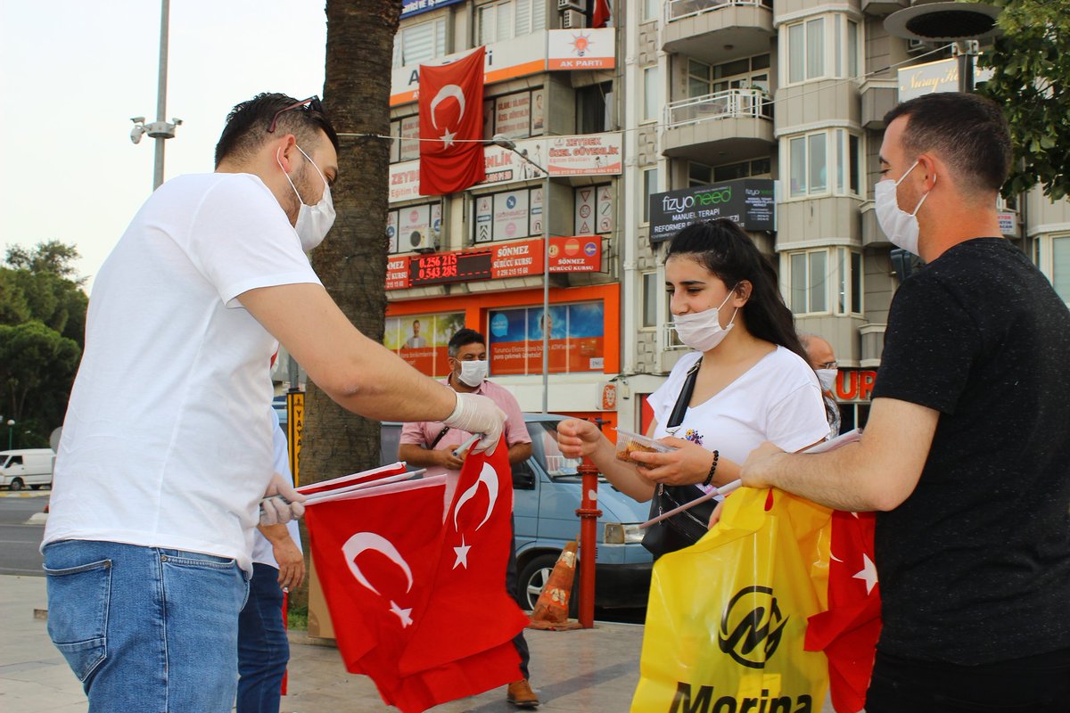 efelerakgenclik's tweet photo. AK Parti Efeler Gençlik Kolları olarak kapsamında 19 Mayıs Atatürk'ü Anma, Gençlik ve Spor Bayramı ve Kadir Gecesi dolayısıyla İlçe Başkanımız Hüsnü Elbir ve Yönetiminin katılımıyla sosyal mesafe ve hijyenik kurala uyarak vatandaşlarımıza Türk Bayrağı ve Kandil Simidi dağıttık. https://t.co/anxRUQSLq6