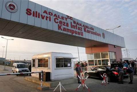 IFMLDresden's tweet photo. Für das Silivri-Gefängnis, in dem bereits zehn Fälle von Coronavirus gemeldet wurden, gibt es weiterhin schwerwiegende Behauptungen:

Der Test wird nicht durchgeführt, damit die positive Zahl von Covid19 nicht angezeigt werden kann.

SilivridenYükselen Feryat https://t.co/MIL9LL8uiV