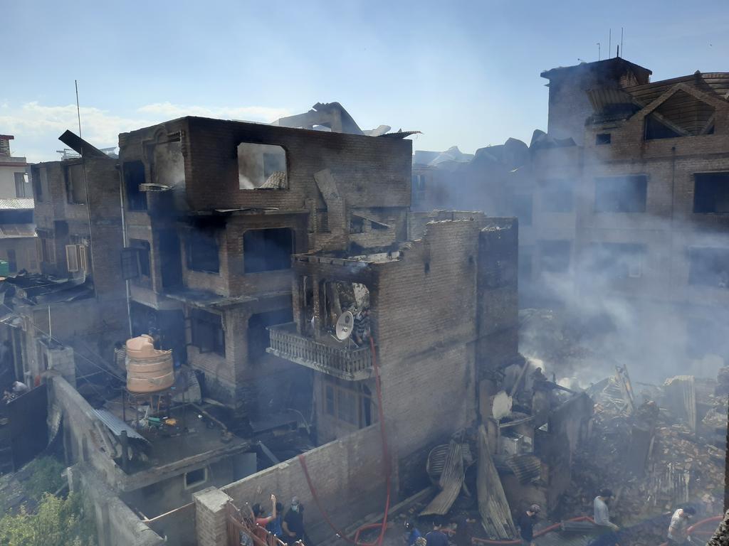 Nearly dozen houses were gutted in the  #NawakadalEncounter. Locals accused forces of vandalism, police have denied the charges. These are some pictures from the spot. Full story  @ThePrintIndia   https://theprint.in/india/junaid-sehrai-hizbul-commander-killed-today-only-militant-with-hurriyat-ties-in-last-decade/425175/