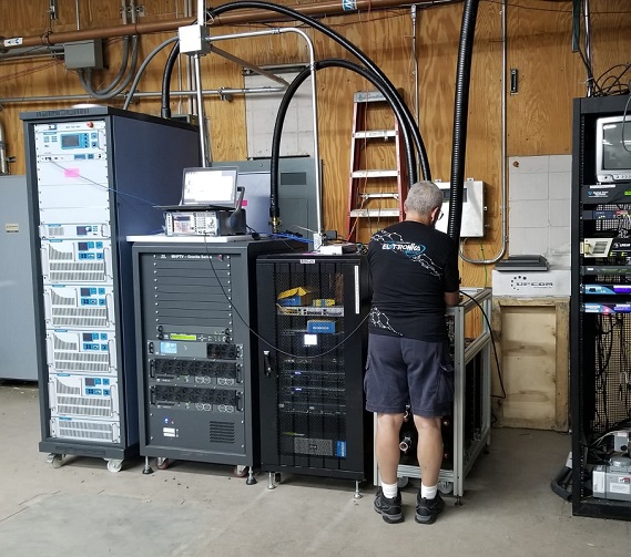 Este transmisor de la marca Elettronika tiene más de 14 años desde su instalación.
El Ing. Ruben Navarro esta controlando los dos transmisores que usan el mismo combinador para así salir por una sola antena.
elettronika.com