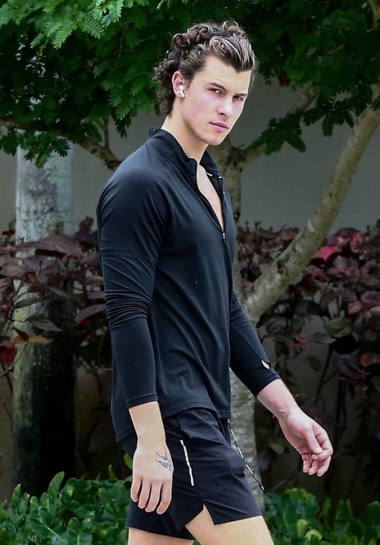 ShawnM_HQ's tweet photo. Shawn Mendes out for a walk in Florida yesterday (5/18) https://t.co/DJvV1eqXN7