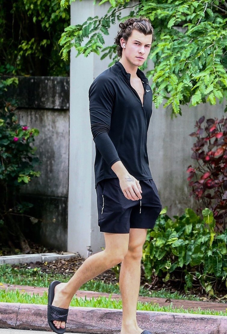 ShawnM_HQ's tweet photo. Shawn Mendes out for a walk in Florida yesterday (5/18) https://t.co/DJvV1eqXN7