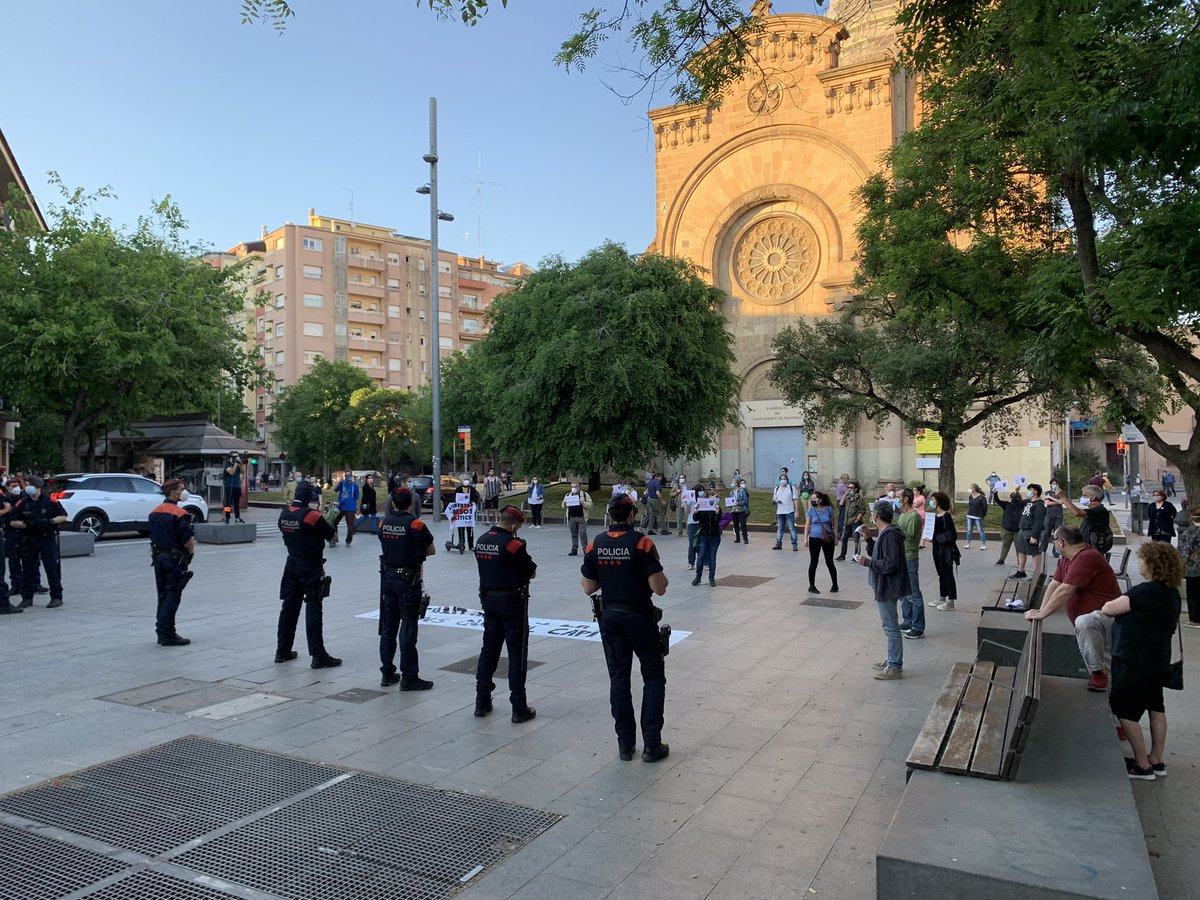 EsquerraDiari's tweet photo. ❌ATENCIÓ❌ Els mossos identifiquen i persegueixen a els manifestants de la 
concentració a la Plaça Orfila #SantAndreu #Barcelona 
#COVID19 #RecuperemElsCarrers https://t.co/sZkZkq689c