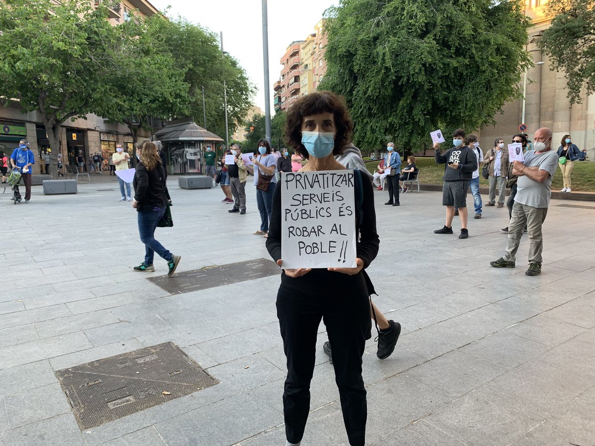 EsquerraDiari's tweet photo. ❌ATENCIÓ❌ Els mossos identifiquen i persegueixen a els manifestants de la 
concentració a la Plaça Orfila #SantAndreu #Barcelona 
#COVID19 #RecuperemElsCarrers https://t.co/sZkZkq689c