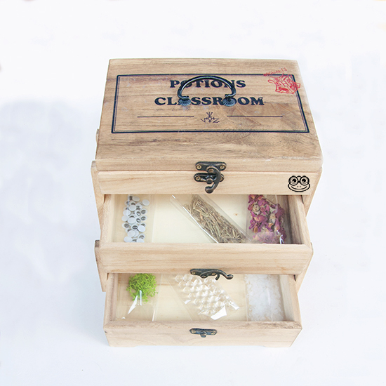 FrogFriki's tweet photo. Hay mucho que comprar para acudir a Hogwarts, quizás incluso más que en algunos institutos muggles. Pero tranquil@s, nosotros os ayudamos a tener todos vuestros kits de clase preparados.
Disponible aquí: https://t.co/Kdn2z99LkS
Recuerda compartir #potionkit #harrypotterfans https://t.co/loekXXf3XJ