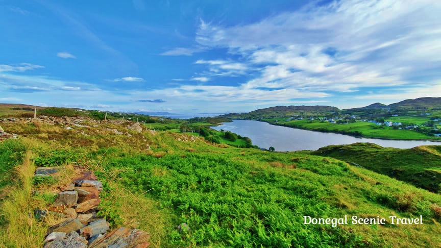 ScenicDonegal's tweet photo. Sunshine after the rain! 
Teelin Bay,  #Donegal https://t.co/uohRQ0bK5p