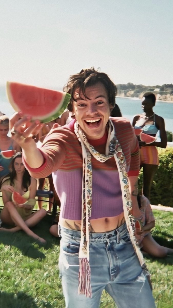 harrymoonchild's tweet photo. I think we can all agree over harry in a cropped sweater. https://t.co/sjagYiswe5