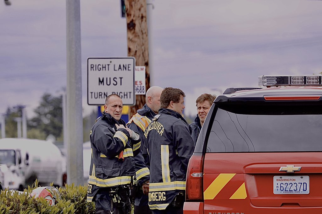 sh4t's tweet photo. WA-DOT Incident Response  #Vancouver @VancouverPDUSA @VancouverUS Fire Dept on scene at 117/78th blocking through likely 4th Plain. What’s the story? https://t.co/WkbRBiTCkS