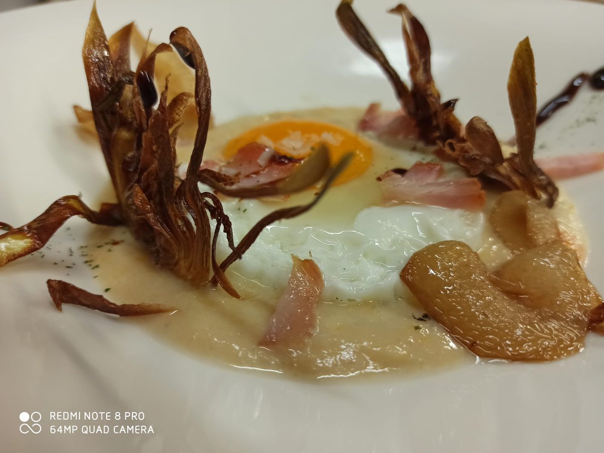 LucioAsador's tweet photo. Nosotros ya tenemos lista la cena. Se trata de una deliciosa crema de tupinambo huevo de oca, torreznos y crujiente de alcachofa. ¿Te apetece? 🤭 https://t.co/Wxa8kncsmS