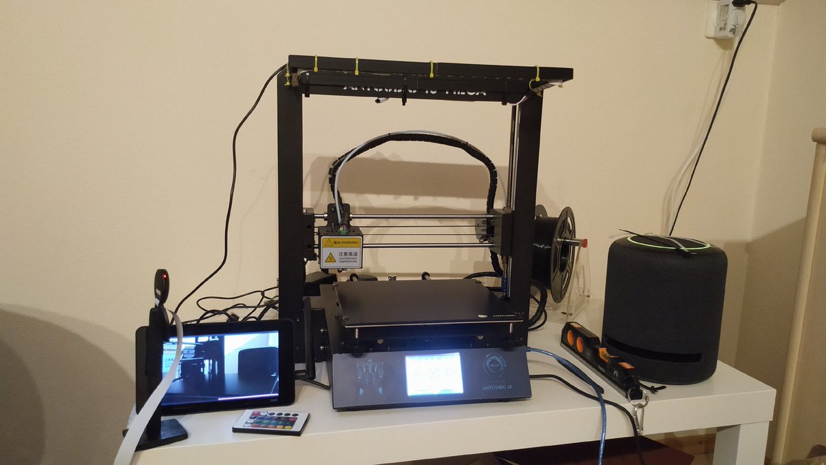 Howaner's tweet photo. Ich hab jetzt auch eine Kamera für meinen 3D Drucker. Wie man sieht, hat das ein richtiger Profi gebaut 😂 https://t.co/xHchNvPOBk