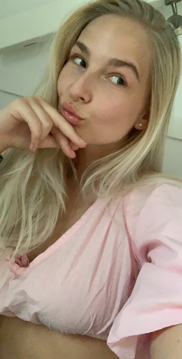 HeleneFiko's tweet photo. Dette er meg. Etter at jeg har spist alt for mye pasta😏 https://t.co/I3YGxkKAEu