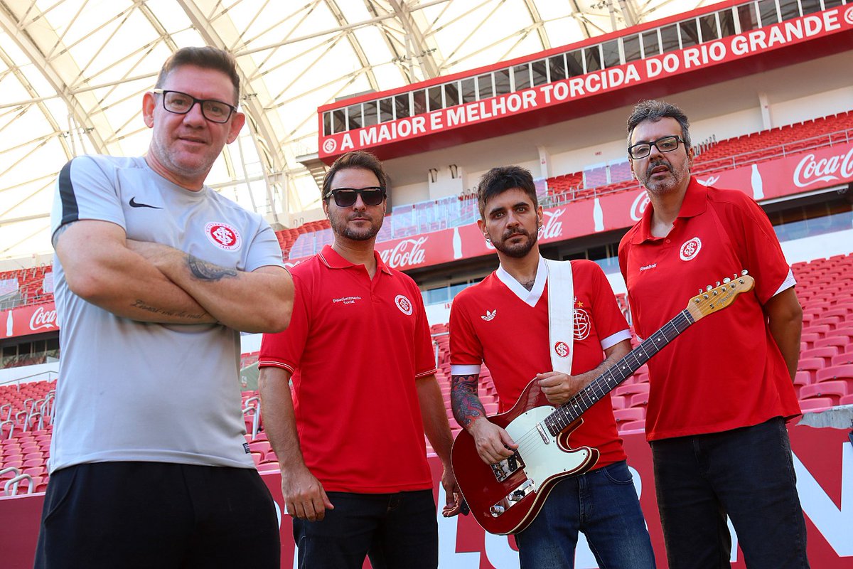 SCInternacional's tweet photo. Você já pensou em ser uma estrela do Rock? E do Inter? A banda Ataque Colorado está produzindo o videoclipe da música 'Camisa Vermelha' e a torcida colorada será a grande protagonista. 

Saiba como participar: https://t.co/rYdbguI4Ah 🎸🤟 https://t.co/dSmzlp2fx9