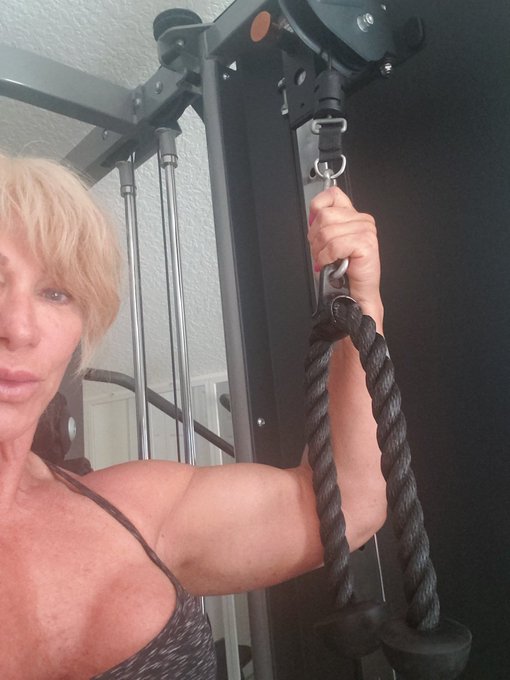 Pumping up! #femalemuscle https://t.co/csH46hFa0m<a href="/tag/femalemuscle"class="tags">#femalemuscle</a>