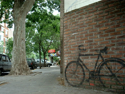 Fernando iba caminando por una calle de Rosario, Argentina, cuando se cruzó con un amigo suyo montado en una bicicleta. Contra la costumbre habitual, éste no lo saludó. Después de andar unos metros, encontró la bicicleta atada a un árbol, sola.