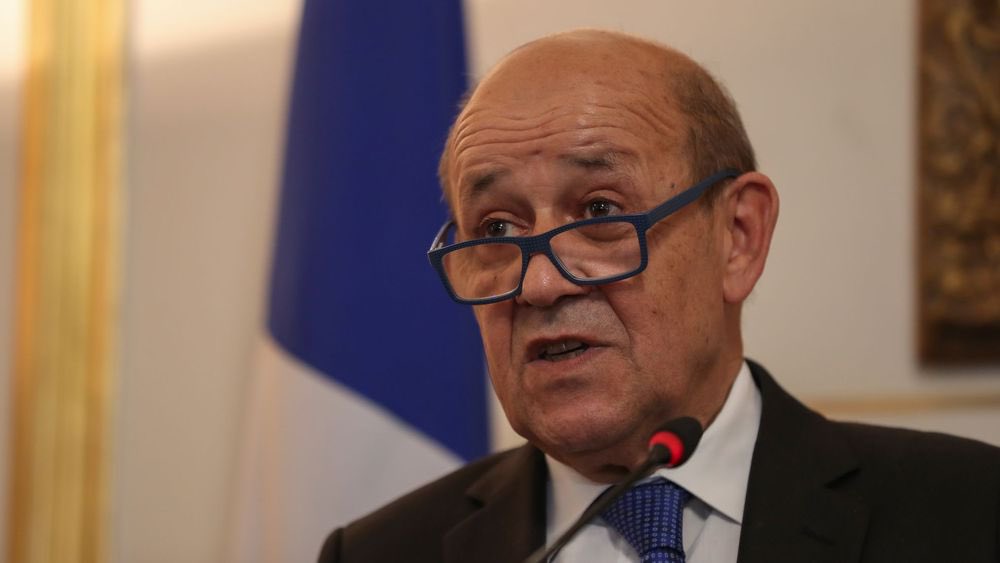 philippeleps's tweet photo. Le ministre des affaires étrangères @JY_LeDrian ne dirait pas non au poste de #premierministre ! Heu le #mondedapres il est où ? #MacronDestitution #MacronDemission #yenamarre #GiletsJaunes @InfirmiereI #macronarovirus https://t.co/swT6cgGm4X