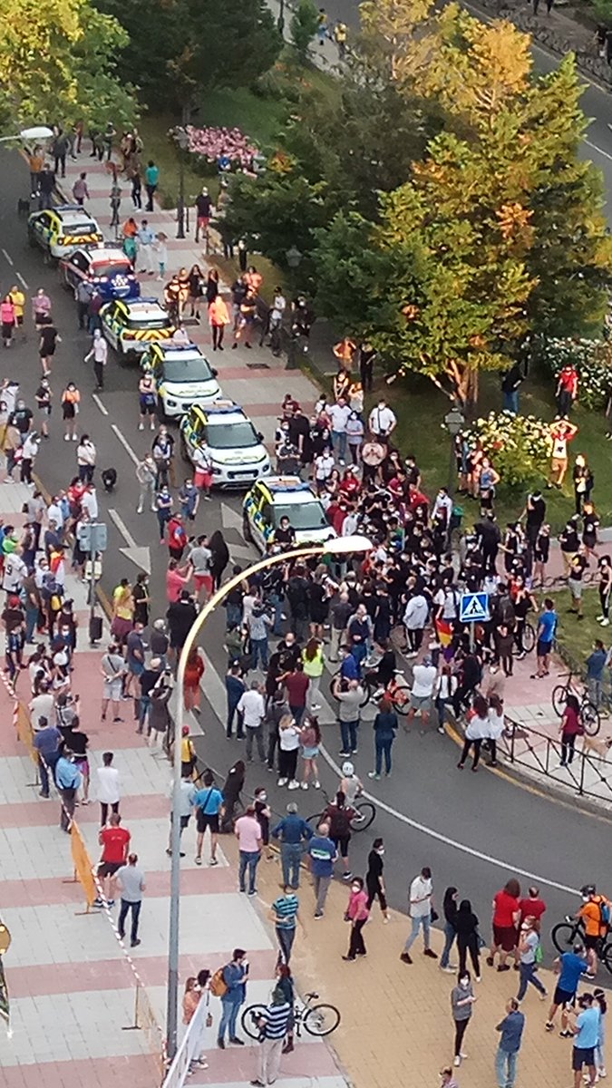 soyMontseB's tweet photo. Y luego aplaudimos...una vergüenza @Hardcorcon @PoliciaAlcorcon lo de la distancia social... https://t.co/kJTYxhq9At