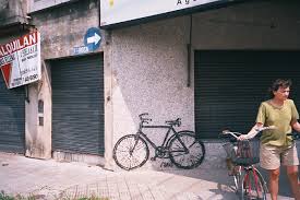 Más tarde, Fernando Traverso, que es artista, escribió un poema basado en este episodio, uno de cuyos versos dice:: "Me cuidaste y seguiste de largo". La aparición de grafitis de bicicletas en la ciudad de Rosario durante los años 2001 y 2002 despertó la curiosidad.