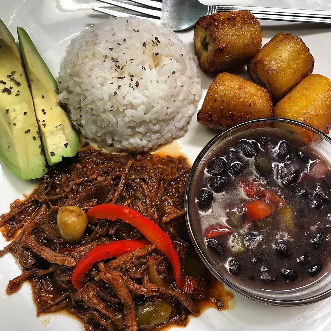 cuballama's tweet photo. ¡COMIDA CUBANA! 💥💯🇨🇺 ¡¡¡QUE RICOOOO!!! ¿Con qué postre acompañamos esto señores!!! 😋😜🤤 #cuba #habana #lahabana #cubansbelike #cubatravel #miami #visitcuba #cubanos #comidacubana #cubaymiami #nostalgiacubana #cubano #cubana #cubalibre #cubantaste #tasteofcuba #cuballama https://t.co/LZMcmOWeW0