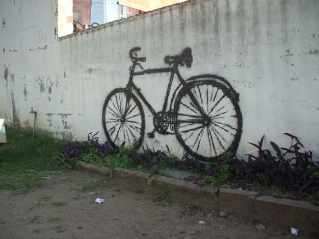 Las bicicletas se convirtieron en símbolo de la memoria histórica, en especial porque fue premiada por el Museo Municipal de Bellas Artes Juan Castagnino. En aquella ocasión el artista declaró:Una bicicleta vacía refleja la imagen de un cuerpo ausente