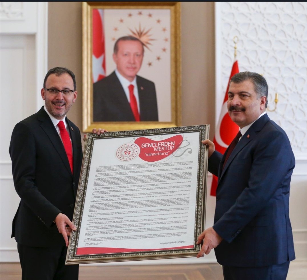 Gaziantep’te güzel şeyler oluyor.🧿

Sayın Bakanımız <a href="/kasapoglu/">Dr. Mehmet Kasapoğlu</a>, 'Gençlerden Mektup' yarışmasında birinci olan Gaziantepli Ayşenur Karasu'nun mektubunu Sağlık Bakanımız <a href="/drfahrettinkoca/">Dr. Fahrettin Koca</a>'ya takdim etti.

<a href="/sinanaksu/">Sinan Aksu</a> <a href="/topogluemre/">Dr. Emre Topoğlu</a> <a href="/gul_davut/">Davut GÜL</a> <a href="/muhittinozby/">Muhittin Özbay</a>