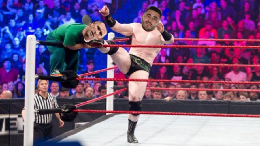 ELIMINATIONRobbie Keane has gone! He climbed the top rope looking to cause some pain, but Kolašinac spotted him and booted him over the top rope.Kolašinac has been phenomenal in this match!