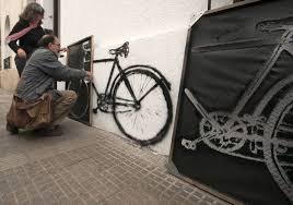 "Las bicicletas de Rosario"​ es una obra de arte urbano de Fernando Traverso, compuesta por 350 dibujos realizados en aerosol de color negro por medio de un esténcil, con la representación de bicicletas de tamaño real.