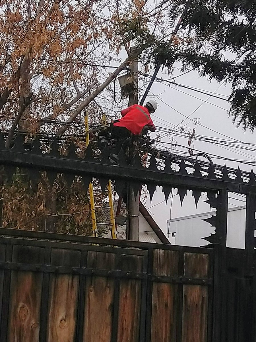 Maocrates's tweet photo. @EnelClientesCL Esto está pasando ahora en calle Araucanía  casi esquina Gerónimo de Alderete, frente a nuestra casa están trabajando en todos los postes y nadie avisa nada, si se nos quemaron algunos equipos electrónicos quien responde??? https://t.co/8uoEnZ2qFU