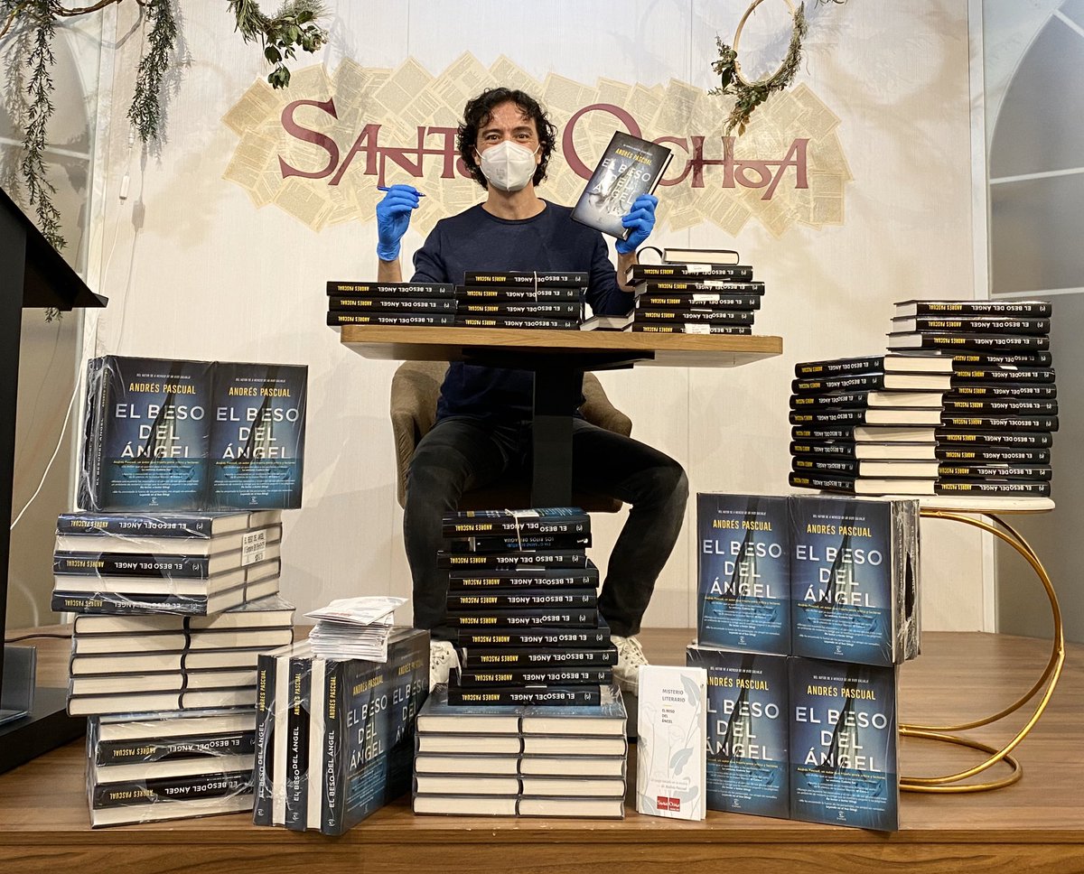 #Elbesodelángel está en las librerías y yo, haciendo todo lo que esté en mi mano por esta nueva historia 💪🏻🔪Empezar dedicando cajas y cajas de libros no está nada mal... 🙏🏻 ¡Gracias por vuestra fidelidad!