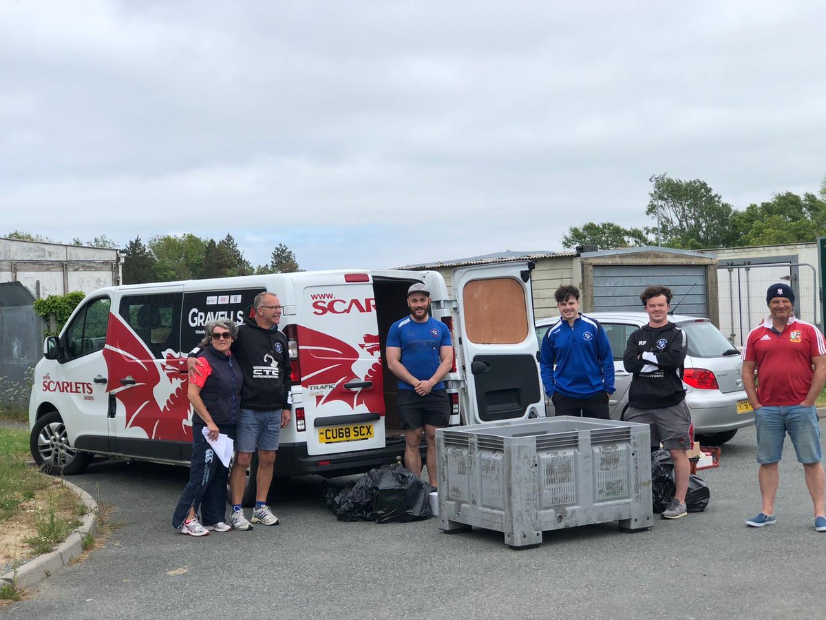 Seagull volunteers social distancing before departure on deliveries from ⁦<a href="/CymunedScarlets/">Scarlets Community Foundation</a>⁩