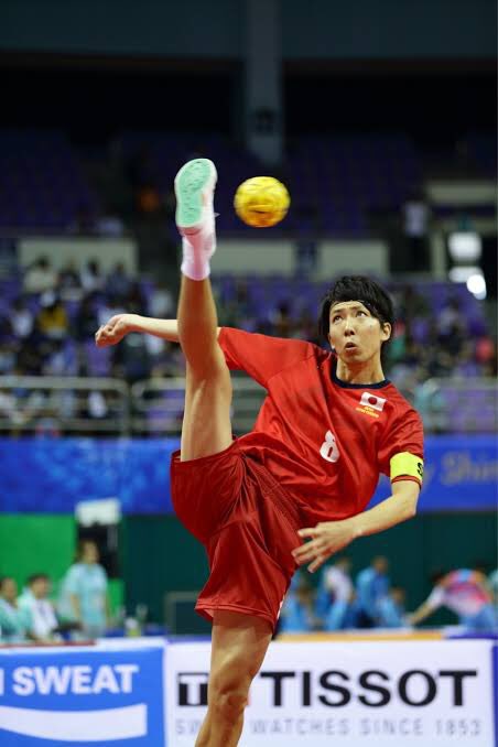 takrawserve's tweet photo. スーツのままサーブ練でもしたんですかね？ https://t.co/Xi6mTHzsL6