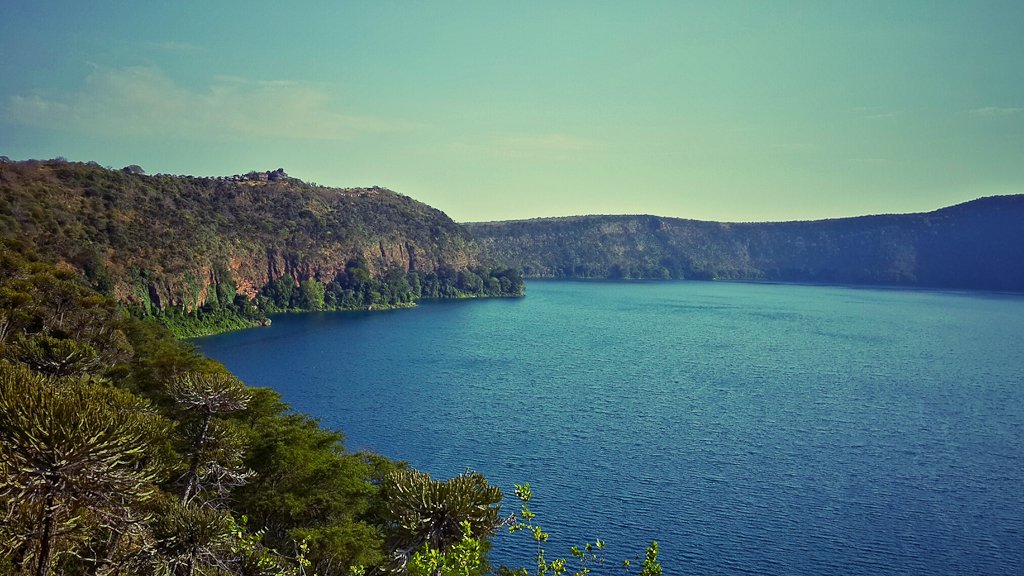 kenyapics's tweet photo. This is Lake Chala. A crater lake in Taita Taveta at the border of Kenya and Tanzania. It changes colour depending on the sky and where you are observing it from. https://t.co/egUhYAA5Jo