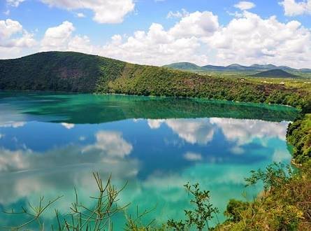 kenyapics's tweet photo. This is Lake Chala. A crater lake in Taita Taveta at the border of Kenya and Tanzania. It changes colour depending on the sky and where you are observing it from. https://t.co/egUhYAA5Jo