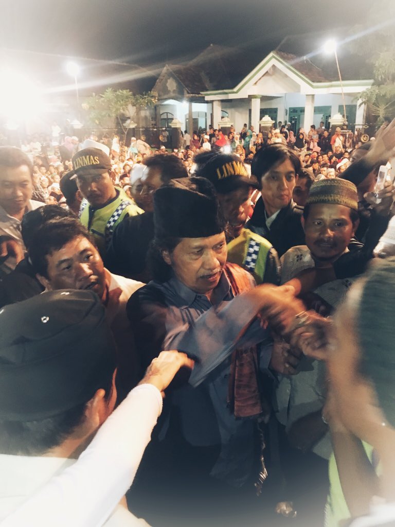adamdhamis's tweet photo. Sugeng ambal warsa mbah. Sehat selalu. #67TahunCakNun https://t.co/Jb3oaDfbTO