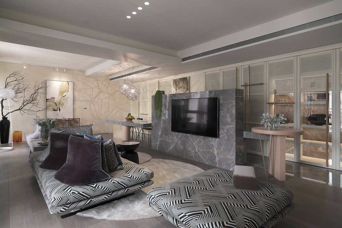 The designers chose a neutral palette that complements natural light, visually enlarging the feel of the space. Meanwhile, the soft gray marble hues of the customized television platform provide a fluid contrast to the strong lines of the living room sofa.
-
📷Kyle Yu