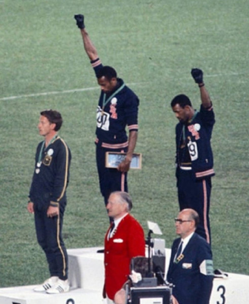  #TakeAKnee Ce mouvement qui fait penser aux poings levés des JO de 1968, met en lumière les tensions raciales aux USA. Il va rapidement irriter les dirigeants de la  #NFL, ligue de Football Americain. Polémique : est-ce irrespectueux de s'agenouiller pendant l'hymne national?