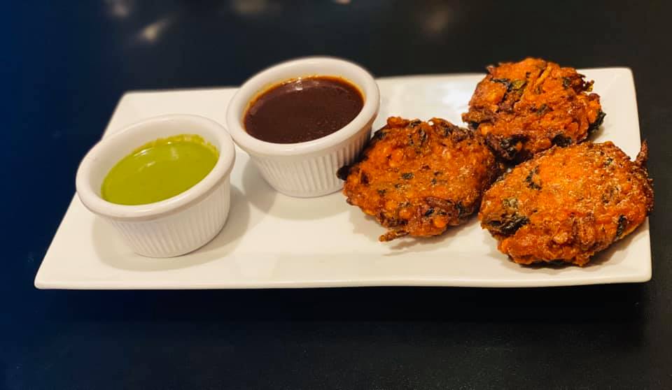 Le_Mirch's tweet photo. Try one of our appetizers, Vegetable Pakora. It comes with our chef's special red and green sauce, Really yummy afternoon snacks!   Order and get 10% off. https://t.co/5QoWUEU4Pc https://t.co/V2jdUe7qsX