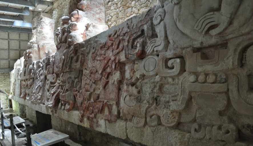 fanxexpuj's tweet photo. Tras hacer una excavación de un túnel en las pirámides de Calakmul se encontró un precioso "Friso" con figuras de serpientes y jaguares como también nos revela el complejo mundo conceptual de los antiguos mayas #CalakmulCorazónDeLaSelva💚. ERM https://t.co/17pN3Do7L5
