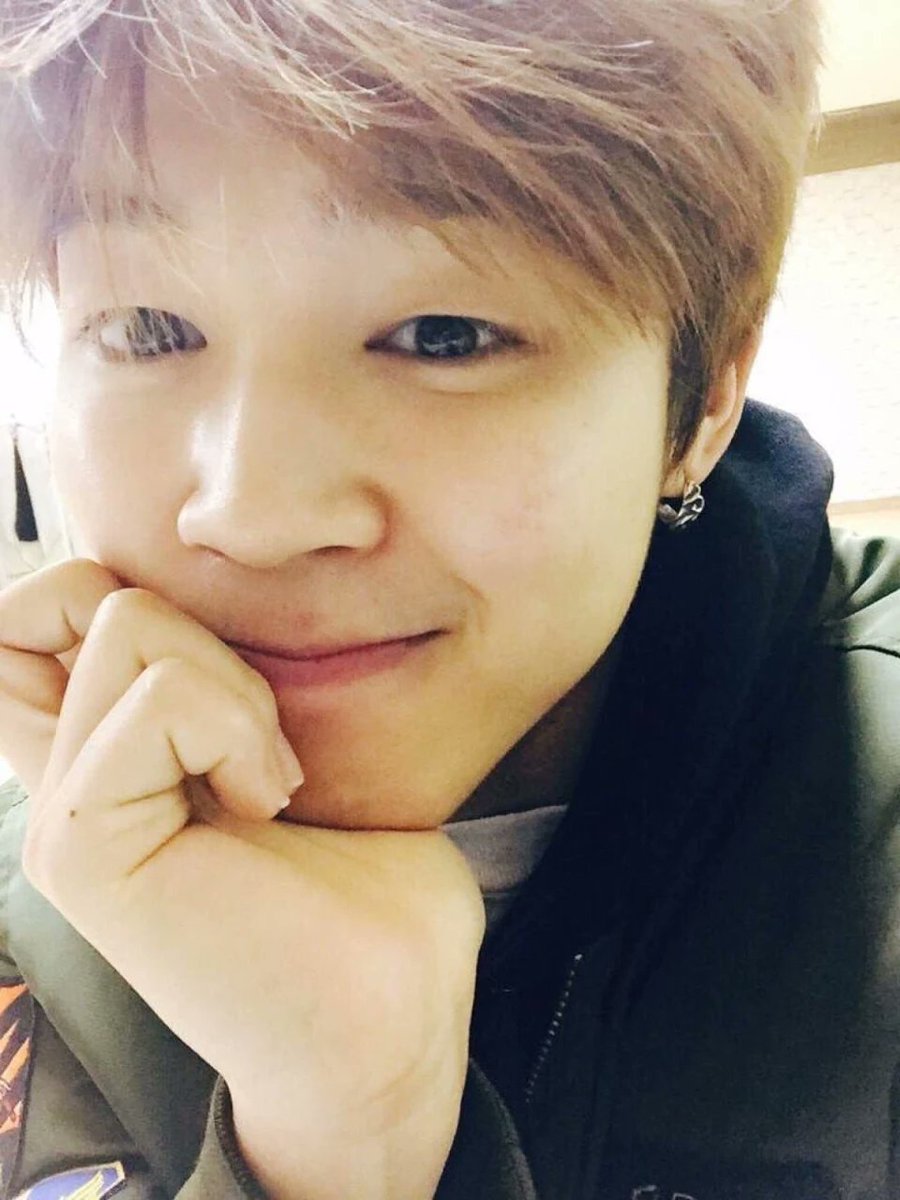 Soooooooo, been working on this for a while today... Since some old raggedy bitch wanted to argue with me that this is a woman, I& #39;ve decided to do a thread of No-Makeup Jimin, to show that he& #39;s a handsome sexy beast, with it without makeup!!! Like cold she not see his jaw????