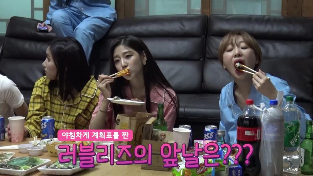there are two types of people when eating: