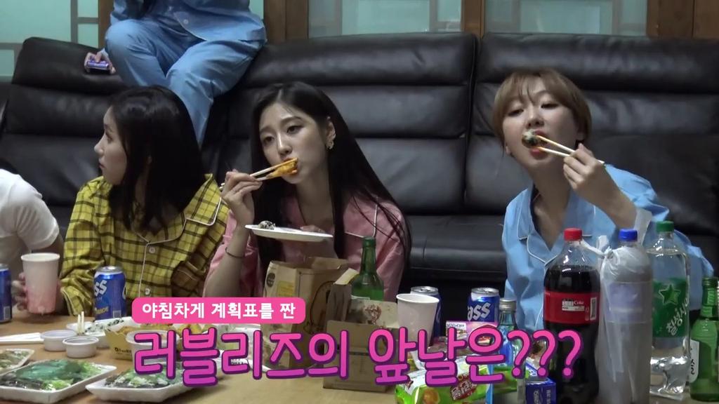 there are two types of people when eating: