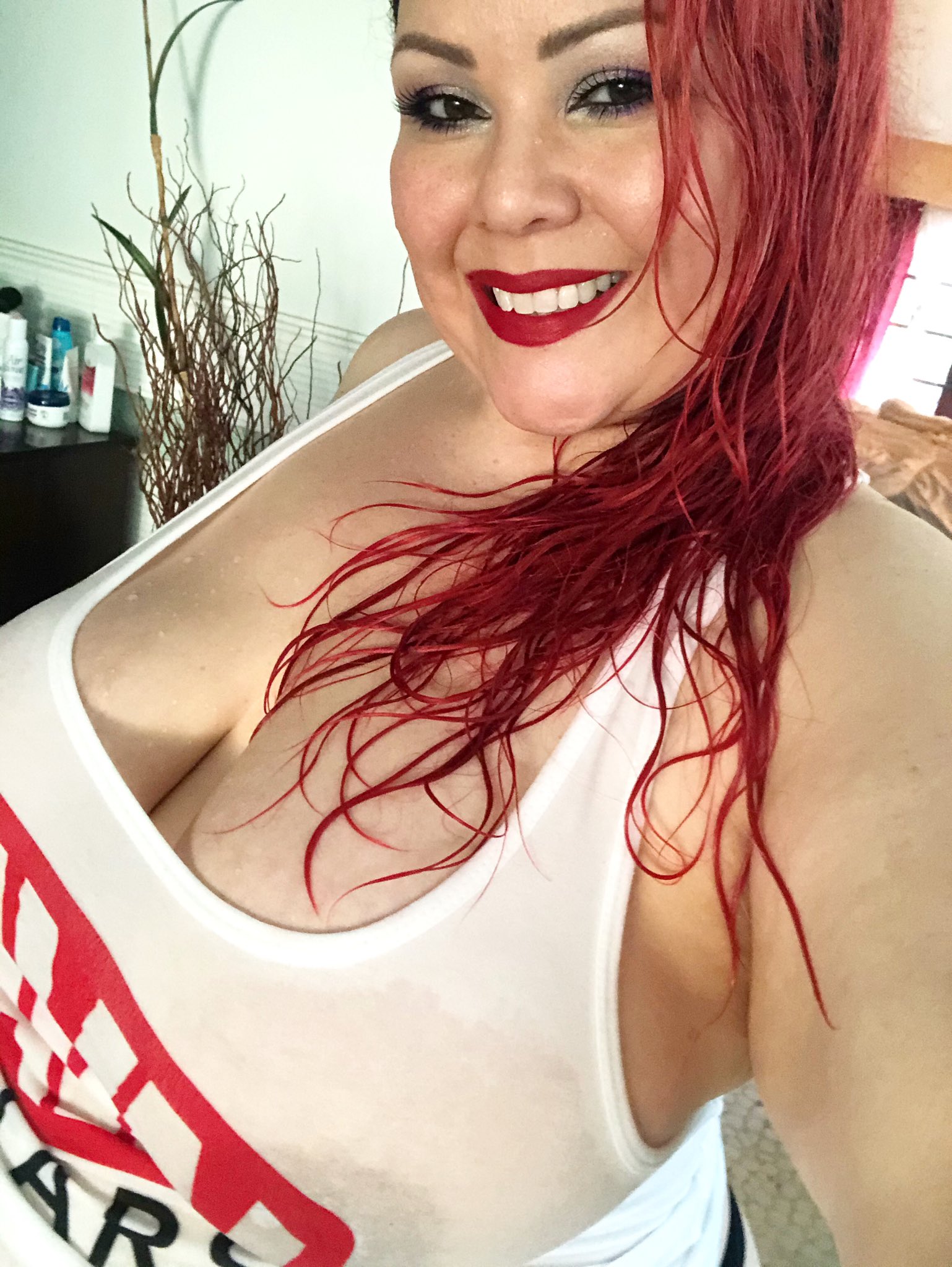 Dripping wet in my #AVNStars tank. 😻 https://t.co/fWobEbVfzD