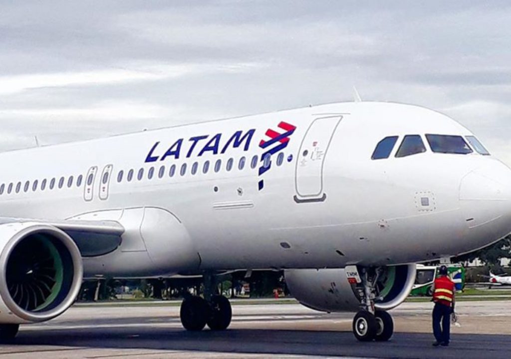daniel_vargasd's tweet photo. El Ministro Briones dice que apoyar a #Latam es apoyar a la compañía, no a sus dueños. ¿Y los trabajadores?
Ningún peso a los empresarios; reincorporación ya de lxs despedidxs y nacionalización sin pago y bajo control de sus trabajadores.
#LatamQueremosTrabajar https://t.co/8cdaZdDC80