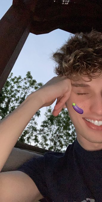 I was thinking about the beach, alcohol and obvi 🍆🍑 when I took this pic cuz sounds like a perfect combination<a href="/tag/gay"class="tags"><span>#gay</span></a><a href="/tag/spookyboy"class="tags"><span>#spookyboy</span></a>